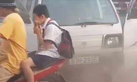 Giải cứu 10 em học sinh trên xe đưa đón bị cháy