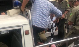 Xịt hơi cay khống chế thanh niên cầm hung khí cố thủ trong nhà