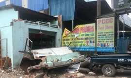 Tường nhà đổ sập ở Bình Dương khiến hai người nguy kịch