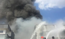 Cháy lớn ở công ty sản xuất bàn ghế Bình Dương