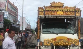 Xe tang cán chết nam công nhân trên đường đến công ty