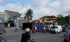 Clip: Người phụ nữ hoảng loạn vì thùng container đổ sầm trước mặt