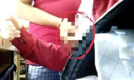 Hành động sờ ngực nữ sinh được camera điện thoại ghi lại.