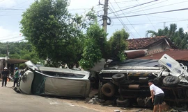 Giải cứu nhiều người mắc kẹt trong 2 ô tô lật bên đường