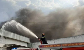 Cháy lớn trong khu công nghiệp Sóng Thần, hàng hóa bị thiêu rụi