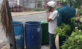 Hãi hùng phát hiện thai nhi còn dây rốn trong thùng rác