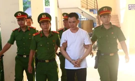 Vui (áo trắng) giết vợ do ghen tuông