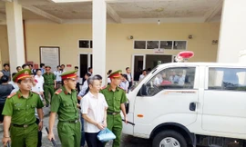 Vì sao vụ xử cựu Bí thư và đồng phạm bị hoãn giữa chừng?