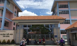 Một học sinh lớp 4 bị thầy giáo tát đỏ má vì nghịch trong giờ ngủ trưa