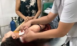 Rợn người cảnh người đàn ông thản nhiên đâm gục người phụ nữ