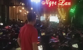 Bố Tiến Linh đứng ngoài đường xem con trai thi đấu qua màn hình trước sân