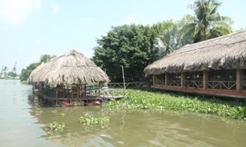 Loạt nhà hàng, 'biệt thự' lấn sông: Cán bộ né trách nhiệm?