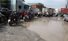 Bình Dương: 'Hố tử thần’ chằng chịt trên đường ĐT743