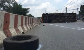 Xe khách bung lốp lật ngang, ít nhất 10 người bị thương