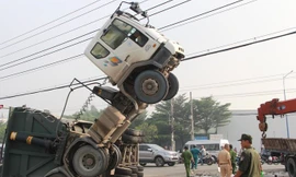 Đầu container chổng lên trời như 'tên lửa' ở Bình Dương