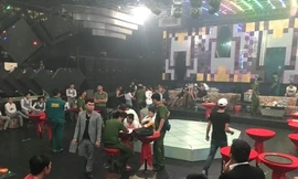 Hơn 150 khách và dân chơi 'chạy loạn' khi cảnh sát đột kích quán bar