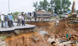 Toàn cảnh khắc phục 'hố tử thần' khổng lồ giữa Thủ đô