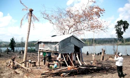 Nhiều người dân phải sinh hoạt tạm bợ sau khi mất đất cho thủy điện sông Ba Hạ. Ảnh: Văn Tài