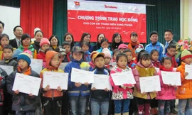 Tặng học bổng cho con em TNXP biên giới