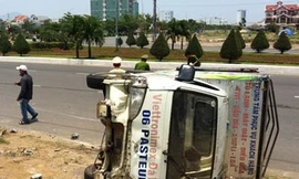 Xe tải lật văng trên vỉa hè, tài xế mắc kẹt trong cabin