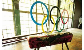 Phòng tập thể dục và năm vòng tròn biểu tượng của Olympic từ năm 1936