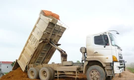 Xe tải của Cty Xuân Thành đổ đất trên đê tả sông Hồng đoạn qua huyện Khoái Châu (Ảnh chụp ngày 25-5-2012)