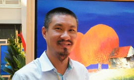 Đào Hải Phong tại triển lãm “Cân bằng”. Ảnh: N.M.Hà