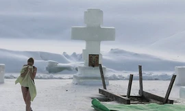 Một phụ nữ vừa thực hiện nghi lẽ tắm hồ băng