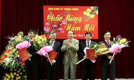 Ông Tô Huy Rứa trao quyết định cho 4 Phó trưởng ban Trưởng Ban Kinh tế Trung ương.