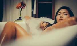 Siêu mẫu Minh Tú xin phép người yêu trước khi đóng cảnh nóng