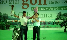 Ông Nguyễn Bá Kiên, Tổng biên tập Báo Giao thông trao giải Best Gross cho golfer Phạm Minh Phúc