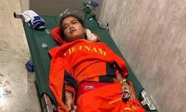 Nữ marathon Việt kiệt sức, phải thở bình oxy sau khi về đích SEA Games 