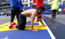 Herndon bò về đích gây nhiều xúc động