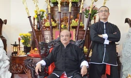 Nam Anh Kiệt (phải) bên sư phụ Nam Anh.