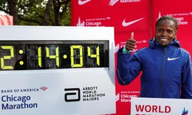 Chân chạy người Kenya phá kỷ lục thế giới marathon tồn tại 16 năm