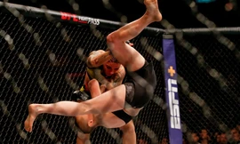 Nữ võ sỹ Brazil hạ knock-out nhà vô địch bằng đòn đánh khiếp hồn