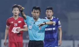 Trọng tài bẻ còi ở sân Hàng Đẫy 'thất nghiệp'