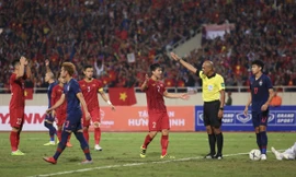 Trọng tài người Oman Ahmed Al Kaf có nhiều phán quyết gây tranh cãi. Ảnh: Vnexpress