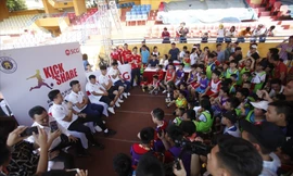 Các cầu thủ trong chương trình "Đá bóng và sẻ chia". Ảnh: Đ.H