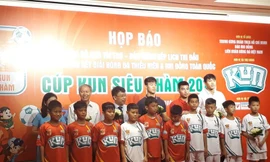 Duy Mạnh, Văn Hậu truyền đam mê bóng đá cho các em nhỏ