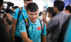 Tuyển Việt Nam về tới sân bay Nội Bài. Ảnh: Zing
