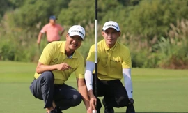 Golfer Nguyễn Hữu Hoàng (trái) và Trưởng BTC giải - HS Golf Việt Nam - Phạm Viết Thắng tại hố giành HIO 