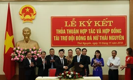 Nữ cầu thủ Thái Nguyên thoát cảnh 'sáng làm công nhân, chiều đi đá bóng'