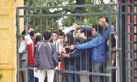 Chen lấn để gửi được công văn mua vé qua chiếc cổng nhỏ tại trụ sở LĐ Bóng đá. Ảnh: Minh Đức