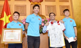 Thủ tướng trao Bằng khen cho đội tuyển bóng đá và nhận món quà đặc biệt là chiếc áo đấu có chữ ký của các thành viên đội tuyển (ảnh Nhật Bắc)