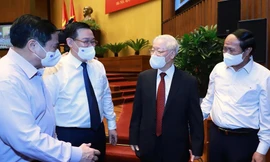 Tổng Bí thư Nguyễn Phú Trọng và Thủ tướng Phạm Minh Chính, Chủ tịch Quốc hội bên lề hội nghị (Ảnh Như Ý)