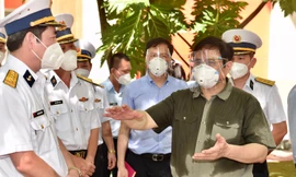 Thủ tướng kiểm tra việc chống dịch tại các tỉnh phía Nam.