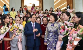 Thủ tướng gặp mặt các đại biểu phụ nữ Việt Nam nhân Ngày Phụ nữ Việt Nam 20/10. Ảnh Nhật Minh.