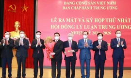 Ra mắt Hội đồng Lý luận T.Ư nhiệm kỳ mới (ảnh TTXVN)