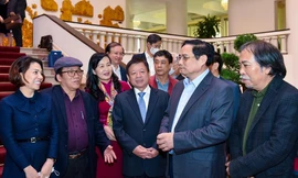 Thủ tướng Phạm Minh CHính và lãnh đạo Liên hiệp các hội văn học nghệ thuật Việt Nam. (ảnh Nhật Bắc)
